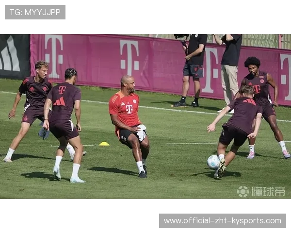 拜仁球员在训练中练习与倒数第二防线的快速配合