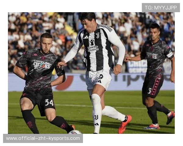 弗拉霍维奇禁区前倚住后卫转身勾射，皮球擦着横梁飞出